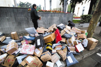 2015年11月19日，江蘇省南京市，河海大學校園外的路上大堆的快遞。圖/視覺中國