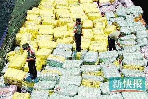 邊防官兵正在檢查截獲的走私舊衣物。 通訊員供圖