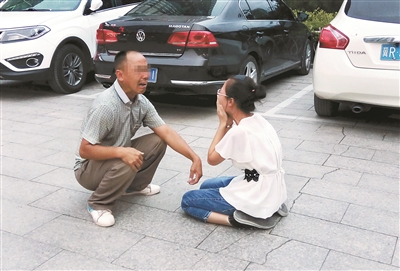 一位來自山西的父親，在燕郊找到陷入傳銷組織的女兒，當(dāng)街痛哭，求女兒回家