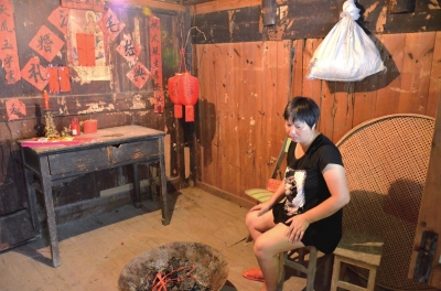 邱巧媚經(jīng)常一個(gè)人坐在屋里發(fā)呆。本版圖片京華時(shí)報(bào)記者 韓林君 攝