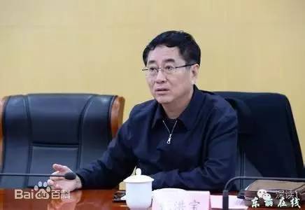 通報(bào)指出，張洪寶眼看著幾年前還不知名的個(gè)體老板搖身一變成為大企業(yè)家，心里既艷羨又發(fā)酸，滋生了“我為他們贏得了好的發(fā)展機(jī)遇，收些款物就權(quán)當(dāng)是對(duì)我這些年辛勤工作的一種補(bǔ)償”的念頭。于是他開始熱衷于與身邊的企業(yè)老板拉拉扯扯、勾肩搭背，剛開始只是幾頓飯、幾張卡，日積月累，越陷越深，不給錢不辦事，給了錢才辦事，在東麗人稱