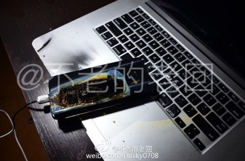 根據(jù)圖片來看，蘋果MacBook Pro筆記本觸控面板左邊部分被熏黑，而且該網(wǎng)友也提供了充電設(shè)備，就是三星Note 7原裝充電器。
