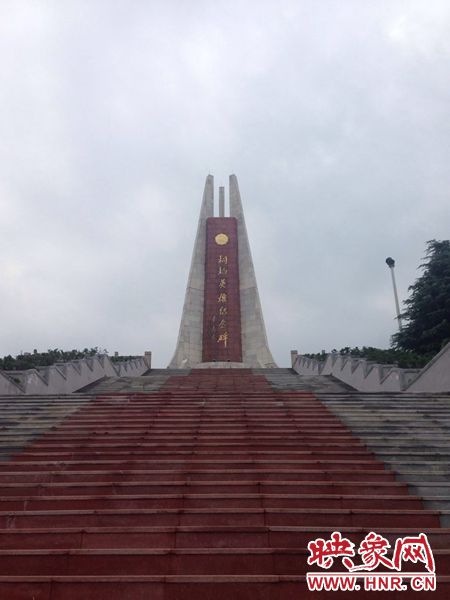 桐柏是革命老區(qū)，英雄紀念碑位于南端翠屏山上。