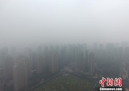  1月5日，重慶主城上空一片灰蒙蒙。