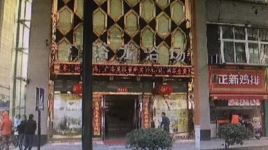 張阿姨說，附近柜臺(tái)一名工作人員，說什么也不讓她在這塊走廊哄孫女，幾句不和，雙方吵了起來。