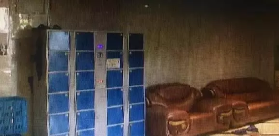 事后一家在浴場里燃放爆竹？