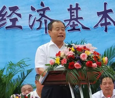 信發(fā)集團(tuán)發(fā)展成為一家集發(fā)電、供熱、氧化鋁、電解鋁、碳素、燒堿、聚氯乙烯、電石、鋁深加工等產(chǎn)業(yè)于一體的現(xiàn)代化大型企業(yè)集團(tuán)，位于山東聊城茌平縣。2016年10月，信發(fā)集團(tuán)董事局主席張學(xué)信在接受山東商報(bào)采訪時(shí)表示，44年企業(yè)沒有一名員工離職。