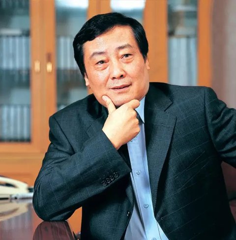 靠一瓶一瓶賣水發(fā)家的娃哈哈董事長(zhǎng)宗慶后曾接受《環(huán)球時(shí)報(bào)》采訪表示，企業(yè)家社會(huì)責(zé)任除了體現(xiàn)在為社會(huì)創(chuàng)造財(cái)富，解決更多就業(yè)，以及增加稅收貢獻(xiàn)，再者就是要把員工照顧好，讓員工在企業(yè)發(fā)展，收入生活水平提高。