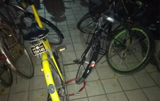 網(wǎng)友拍攝的私自給共享單車(chē)上鎖占為己有的行為。