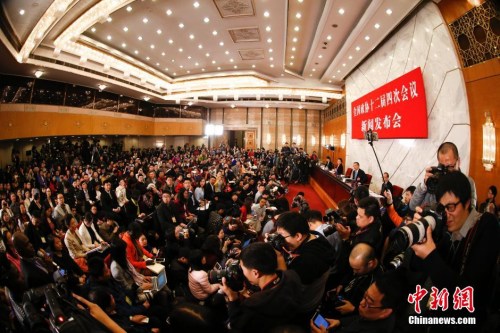 資料圖：2016年3月2日，全國(guó)政協(xié)十二屆四次會(huì)議新聞發(fā)布會(huì)在北京人民大會(huì)堂舉行，大會(huì)新聞發(fā)言人王國(guó)慶回答記者提問。 中新社記者 杜洋 攝