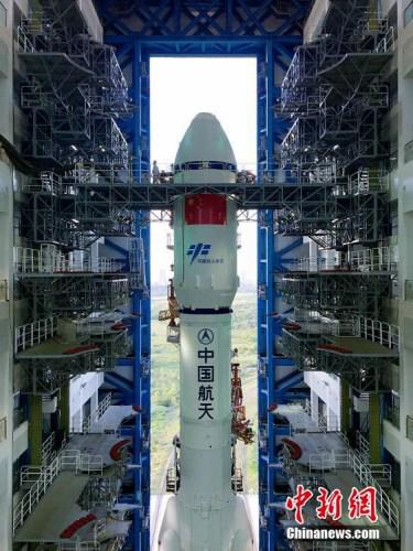 垂直轉(zhuǎn)運的順利完成，標(biāo)志著“天舟一號”飛行任務(wù)正式進入發(fā)射階段。張文軍 攝