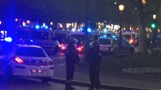 據(jù)英國廣播公司（BBC）消息，巴黎警方稱，巴黎中部發(fā)生槍擊事件，一名警察死亡，另一名受傷。