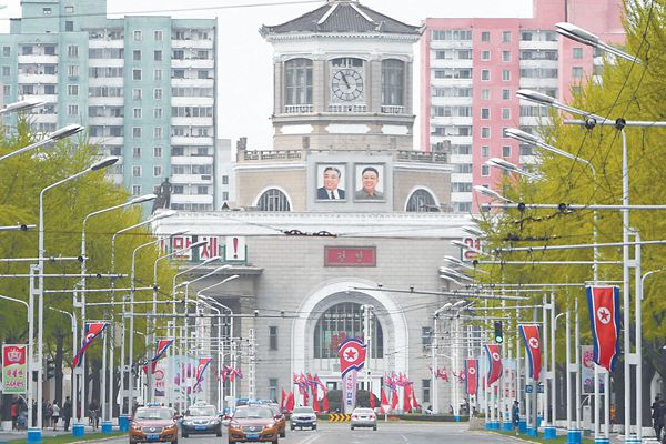 4月25日是朝鮮人民軍建軍85周年紀念日。圖為24日的平壤街頭。