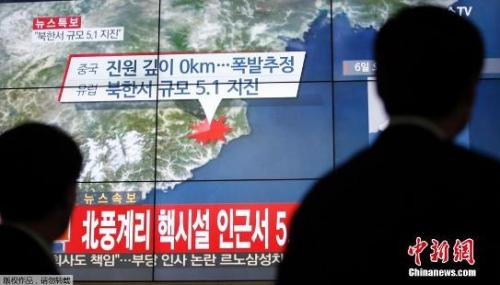 圖三 資料圖：韓國民眾觀看電視對朝鮮媒體試射氫彈的報道。