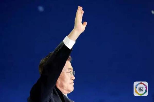 目前民調(diào)領(lǐng)先的共同民主黨候選人文在寅方面當(dāng)天上午表示，強(qiáng)行在星州部署“薩德”的做法“無視國民意愿和程序”，實(shí)際上切斷了下屆政府針對“薩德”相關(guān)政策的判斷余地。