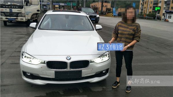 寶馬女司機(jī)掛臨時(shí)牌照上高速 稱車(chē)管所只給4顆螺絲