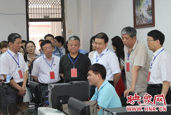 在評卷質(zhì)檢組,工作人員介紹說,今年有四級質(zhì)檢(即小組質(zhì)檢、題組質(zhì)檢、學(xué)科質(zhì)檢、省質(zhì)檢),確保嚴(yán)把質(zhì)量