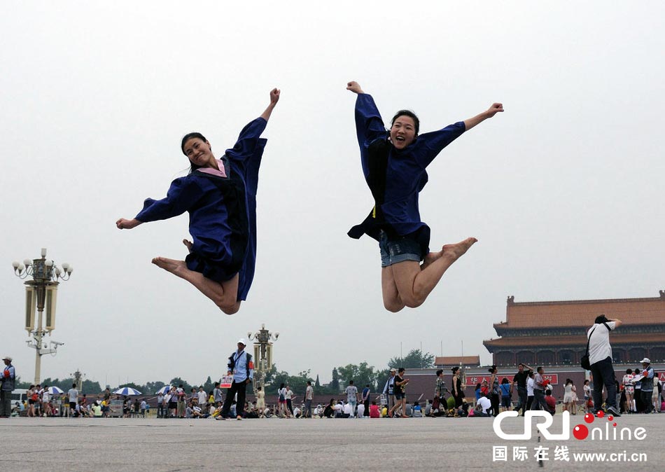 幾名打?qū)W生天安門(mén)廣場(chǎng)創(chuàng)意留影。圖片來(lái)源：金聞/CFP