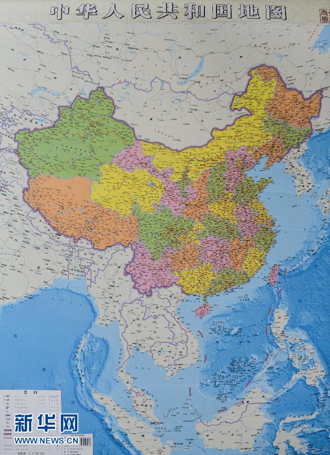 這是6月23日拍攝的豎版《中華人民共和國地圖》。