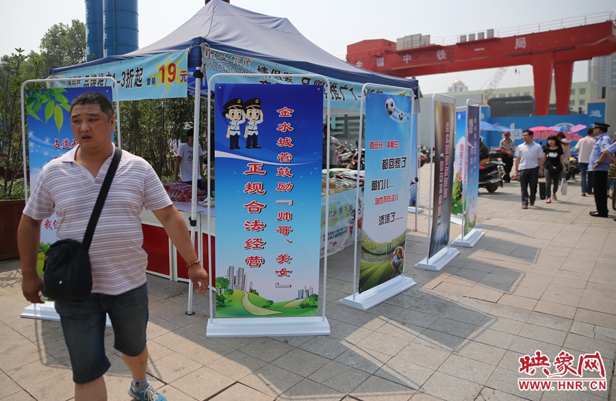 攤位被“圍觀”后，沒有一單生意，過往市民叫好。
