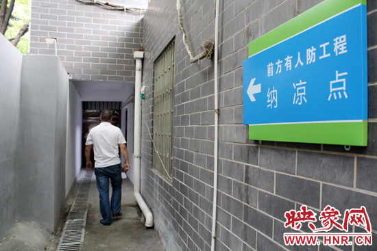 在每一處納涼點均有醒目標志，市民可就近前往。