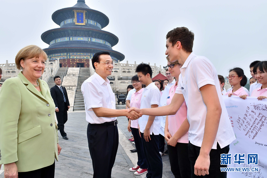 李克強同默克爾與青少年代表親切交流。