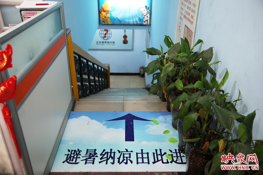 金水區(qū)人防（珠江琴行）納涼點入口處的明顯標識。