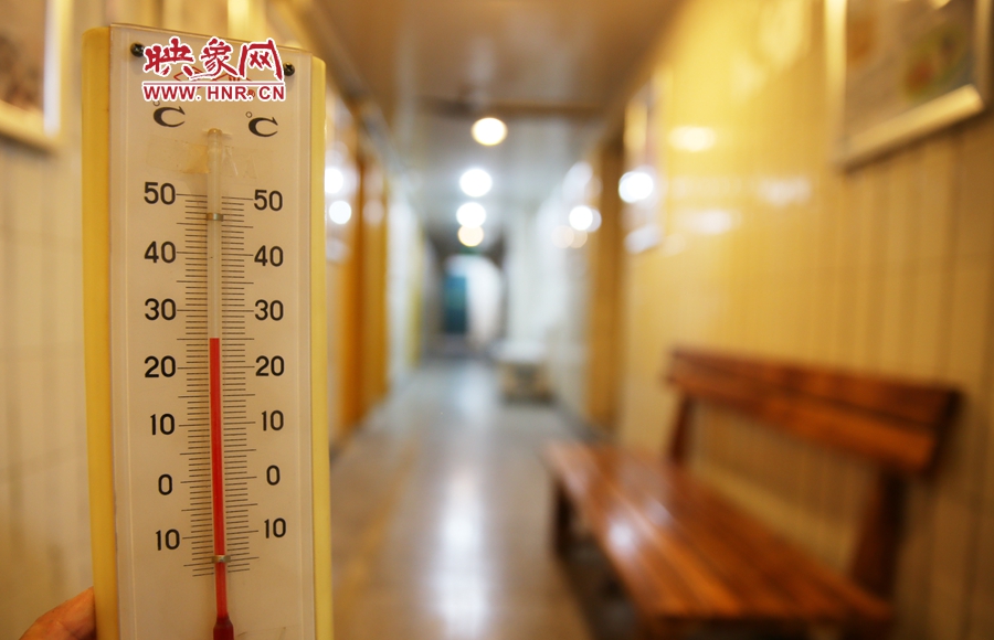 金水區(qū)人防辦（珠江琴行）納涼處溫度為25度。