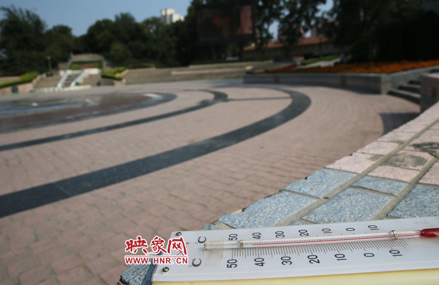 7月8日下午15時46分，紫荊山公園地表溫度為42度（溫度計放置地面測量），比人防納涼處高17度。