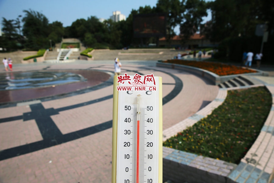 7月8日下午，紫荊山公園氣溫為39度（溫度計懸空測量），相比人防納涼處高14度。