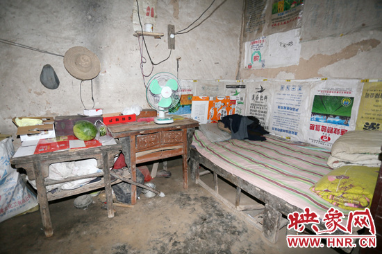 老人的居住條件十分簡陋。