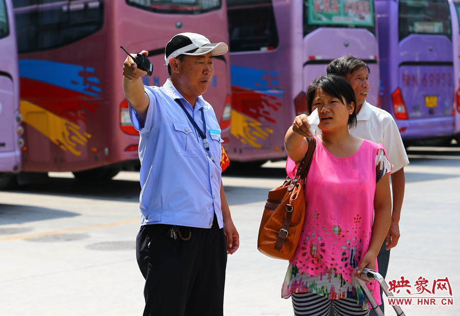 指揮調(diào)度期間，不停的有乘客咨詢(xún)乘車(chē)問(wèn)題，調(diào)度員都是耐心的給他們解答