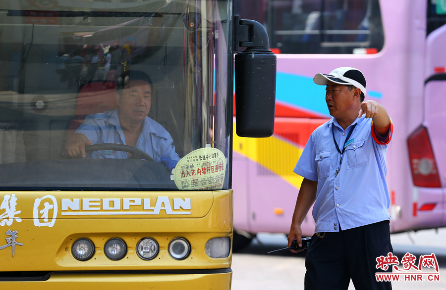 車(chē)場(chǎng)內(nèi)眾多汽車(chē)發(fā)動(dòng)機(jī)的噪音，使得調(diào)度員和司機(jī)交流都需要加大音量