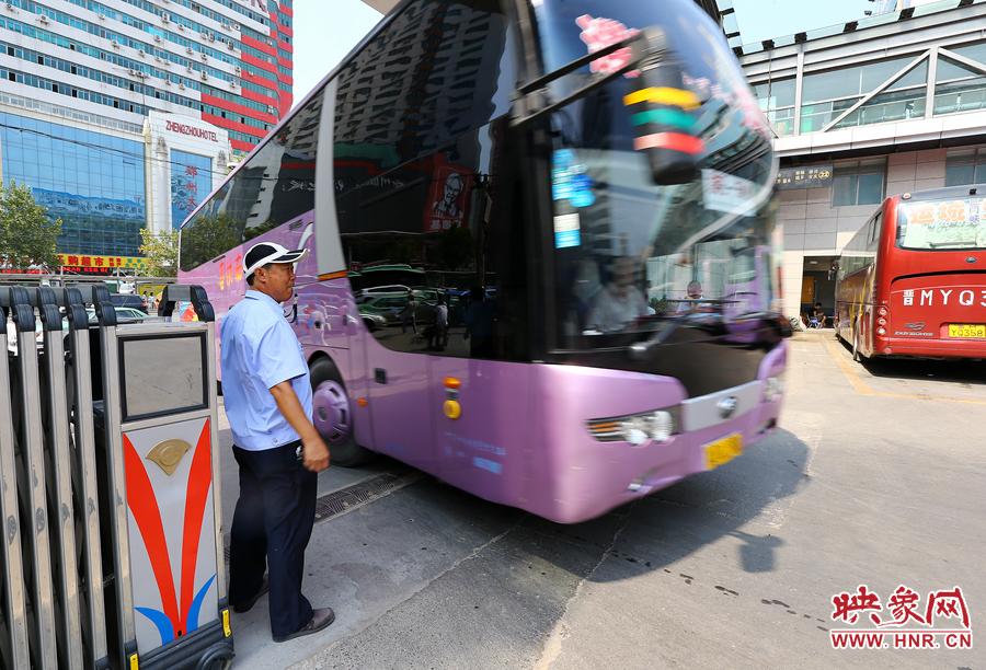車(chē)場(chǎng)內(nèi)車(chē)輛順暢時(shí)，調(diào)度員還要在門(mén)口迎車(chē)指揮