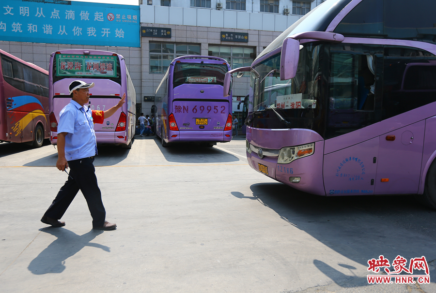龐大的長(zhǎng)途客車(chē)，在調(diào)度員的指揮下井井有條