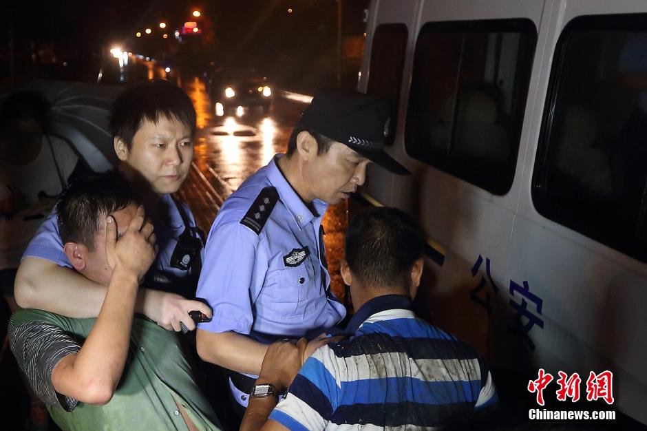 7月24日晚,南京警方將查獲的酒后駕駛車輛的男子控制,該男子涉嫌酒后駕車、肇事逃逸。