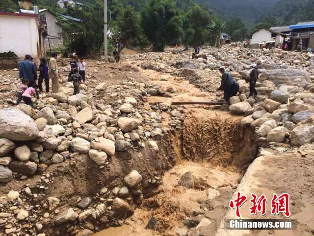 7月28日,云南省保山市隆陽區(qū)瓦房鄉(xiāng)喜坪村上坪小組發(fā)生山洪災(zāi)害,造成3戶人家9人被沖走。