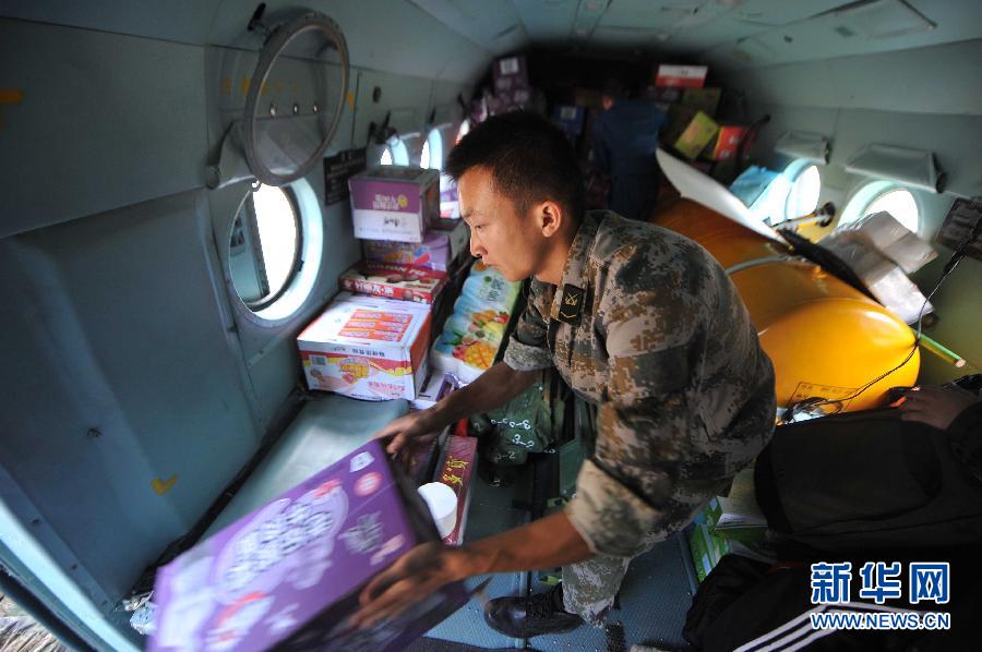  8月5日，在魯?shù)榭h龍頭山鎮(zhèn)，部隊官兵從直升機上卸載救災物資。