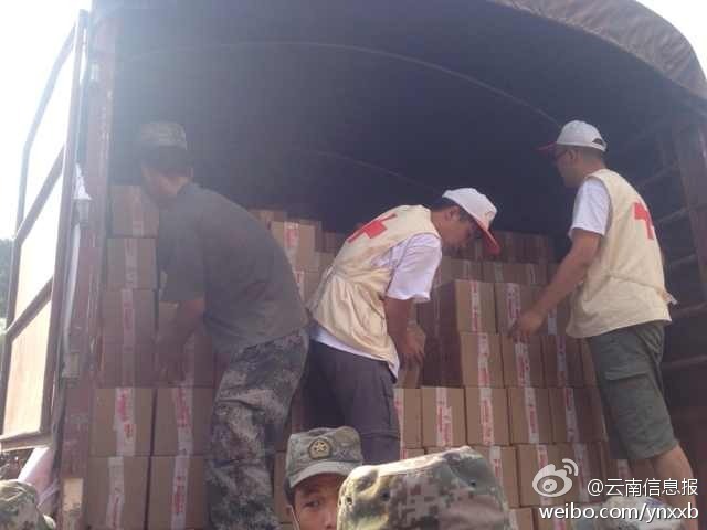第14集團軍官兵協(xié)助阿迪力將1100余箱切糕從貨車上卸下。