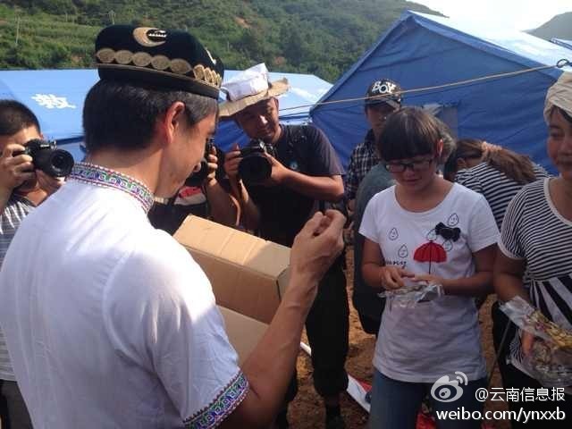 “切糕王子”阿迪力帶著重達5噸、價值50萬元的切糕于7日下午抵達魯?shù)榈卣鹫鹬旋堫^山鎮(zhèn)。