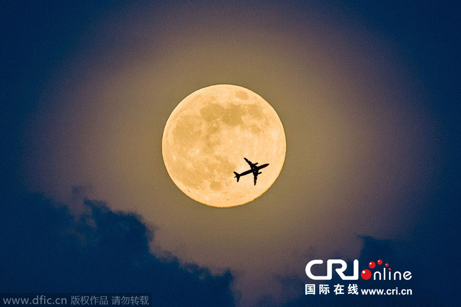 8月10日，19點15分，深圳上空的超級月亮。圖片來源：鄧飛/東方IC