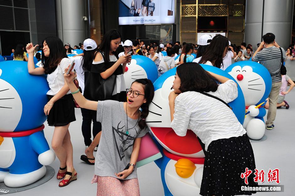 圖為成都民眾與哆啦A夢(mèng)合影留念。