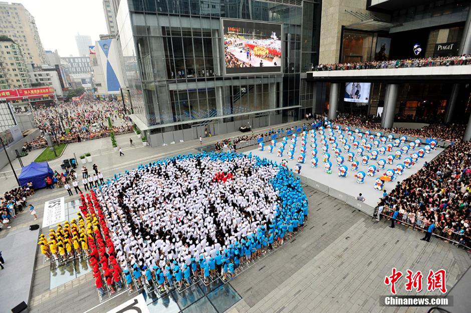 圖為來自全國各地的1293名粉絲共同完成史上最大的哆啦A夢(mèng)拼圖。