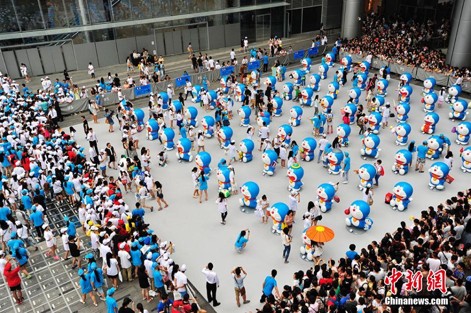 圖為成都民眾狂熱追捧哆啦A夢(mèng)。