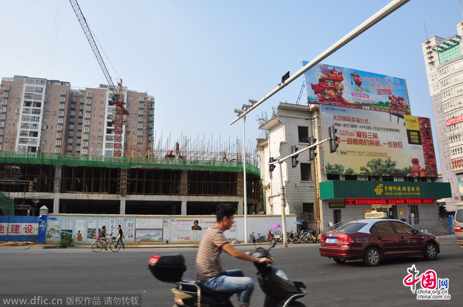 營業(yè)網(wǎng)點周圍也都在開發(fā)建設,唯有這座三層小樓極為扎眼。
