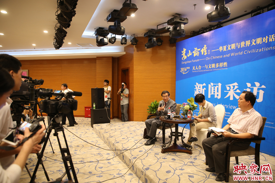 嵩山論壇新聞采訪現(xiàn)場。