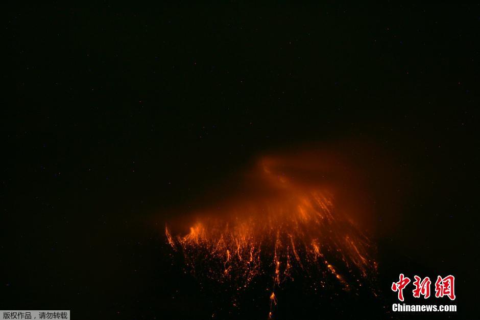 當(dāng)?shù)貢r間8月24日，厄瓜多爾通古拉瓦火山噴發(fā)，熔巖噴出宛如末世。