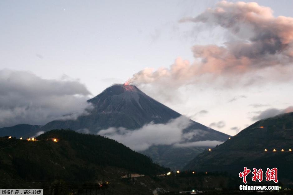 當(dāng)?shù)貢r間8月24日，厄瓜多爾通古拉瓦火山噴發(fā)，熔巖噴出宛如末世。