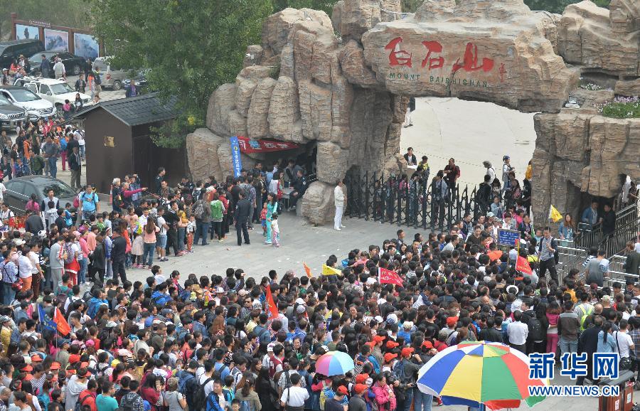  9月21日，大批游客在河北淶源白石山景區(qū)入口處排隊(duì)等候進(jìn)入。
