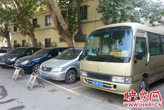 管城區(qū)委院內(nèi)已經(jīng)被封存公車在停車場(chǎng)停放。